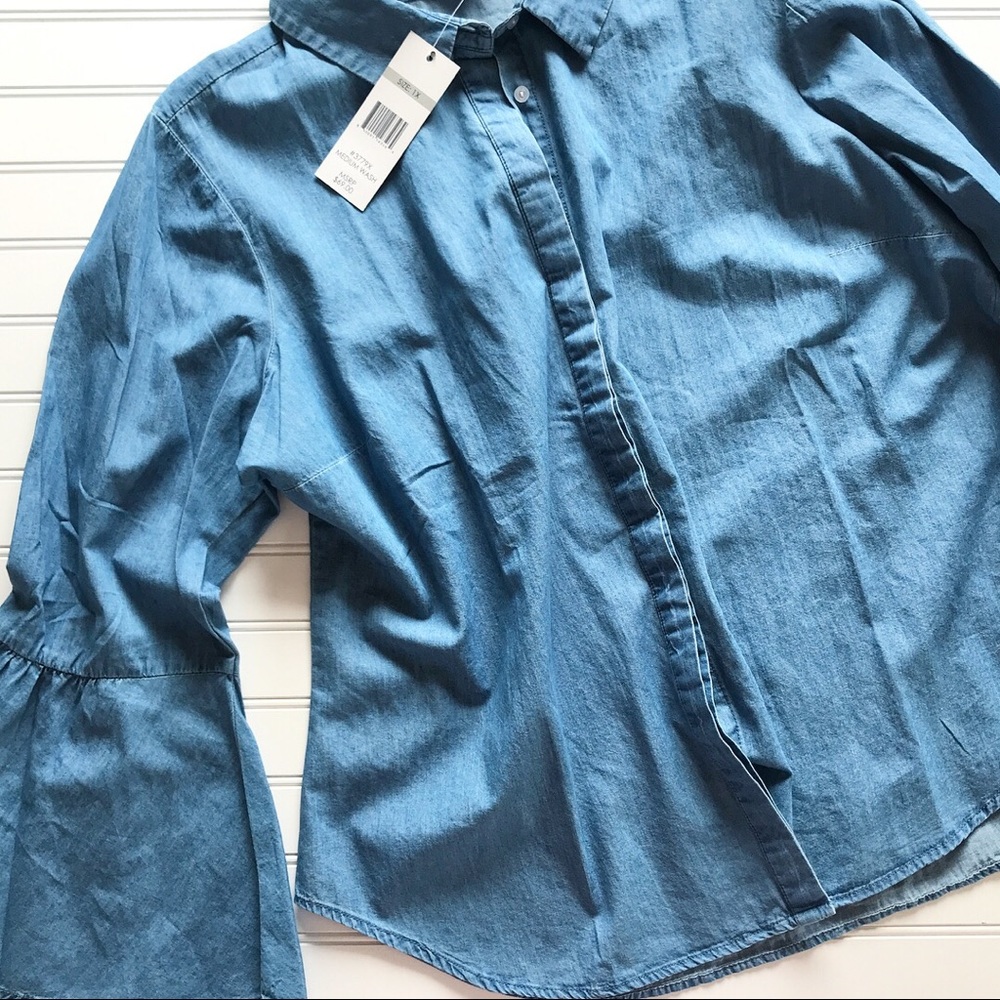 Beautiful chambray flare sleeve top!
